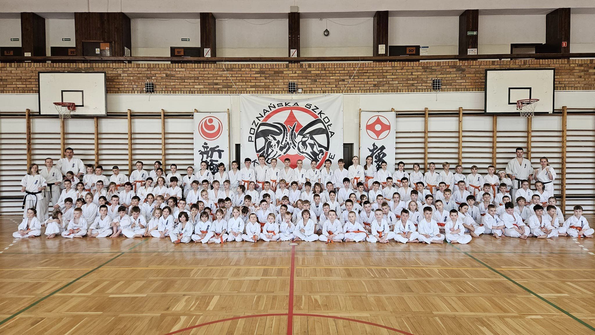 Karatecy z Poznańskiej Szkoły Kyokushin Karate po egzaminie na stopnie szkoleniowe
