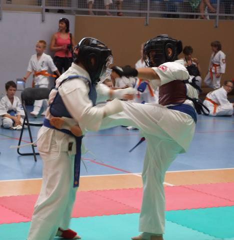 Dwóch młodych karateków walczących na zawodach