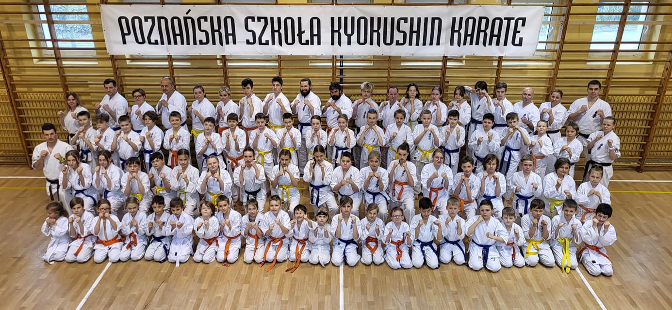 Wspólne zdjęcie karateków biorących udział w egzaminie na stopnie szkoleniowe
