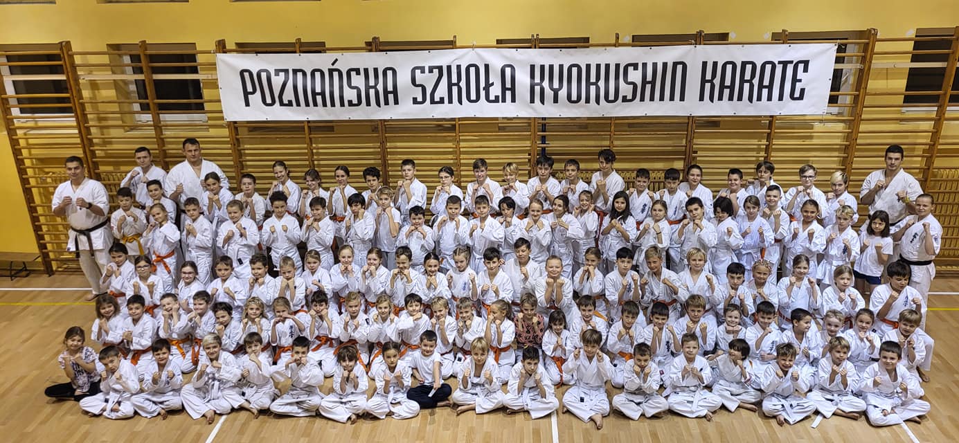 Grupa najmłodszych karateków po zaliczonym egzaminie