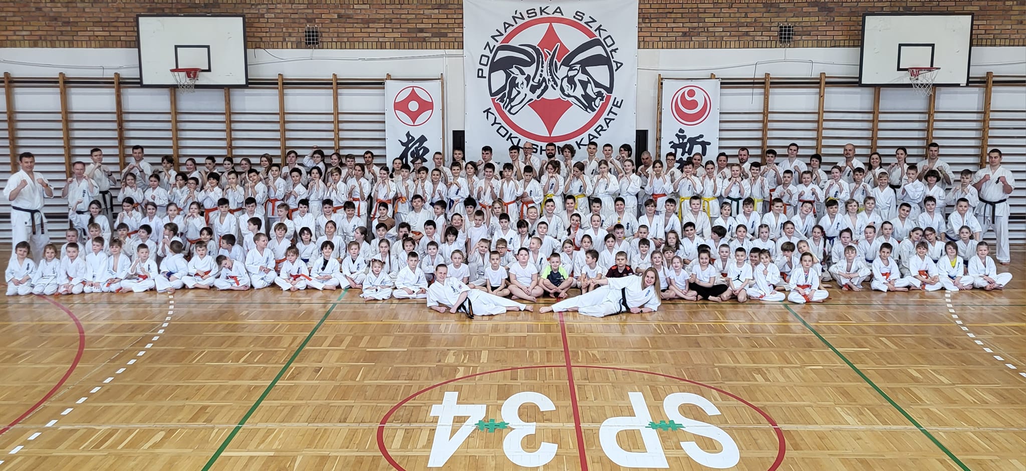 Karatecy Poznańskiej Szkoły Kyokushin Karate po egzaminie na stopnie szkoleniowe kyu