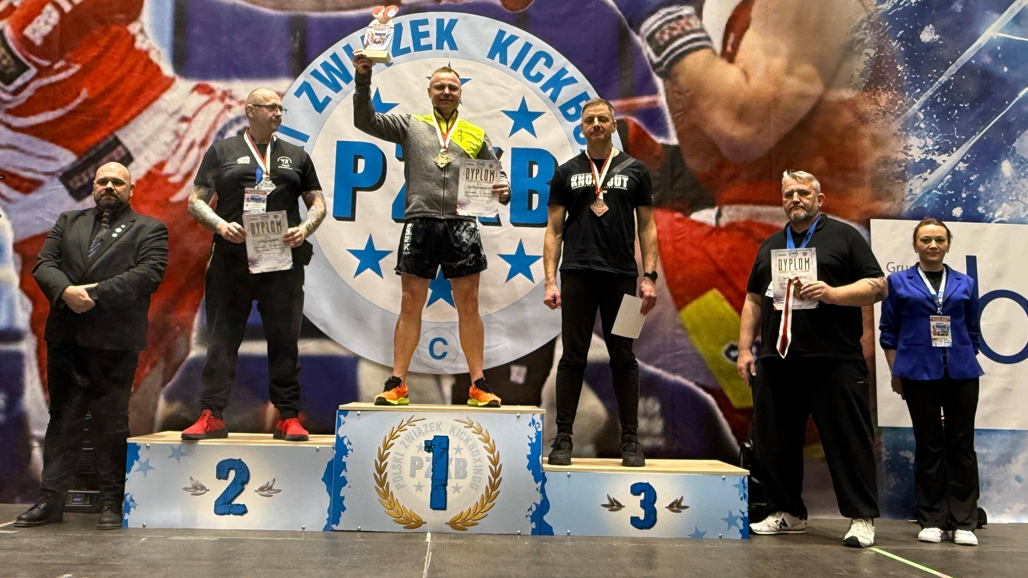 Sensei Maciej Kowalczyk na podium Mistrzostw Polski w Kickboxingu